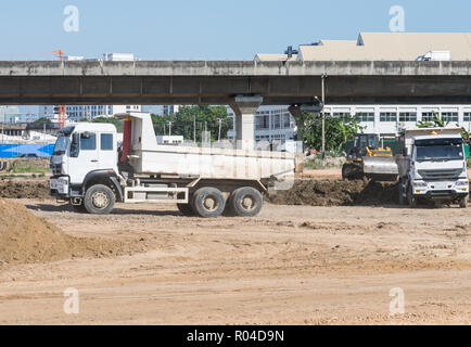 Grande carrello sta lavorando nel cantiere di costruzione dell'area urbana vicino alla superstrada ponte,della Thailandia. Foto Stock