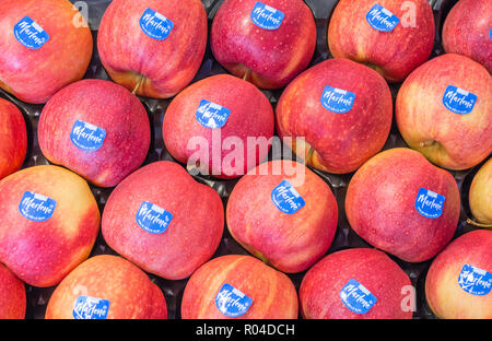 Composizione con mele fresche 'fuji" varietà al mercato. Marlene, nato nel 1995, è uno dei primi e dei più famosi marchi di Apple paese Alto Adige Foto Stock