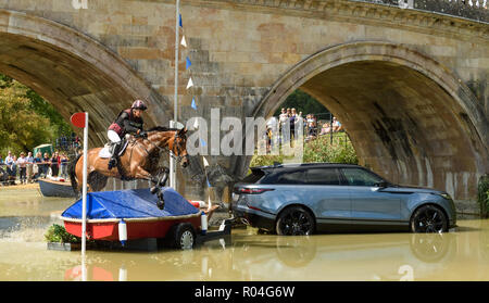Sarah Bullimore e REVE DU ROUET durante il cross country fase del Land Rover Burghley Horse Trials 2018 Foto Stock