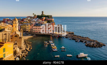 Vista aerea del centro storico di Vernazza illuminati dalla luce dorata del tramonto, Cinque Terre Liguria, Italia Foto Stock