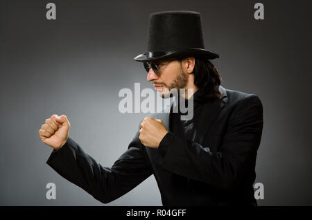 Concetto di vintage con uomo che indossa il nero top hat Foto Stock