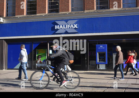 Gli amanti dello shopping passando halifax filiale di banca in York Yorkshire Regno Unito Foto Stock