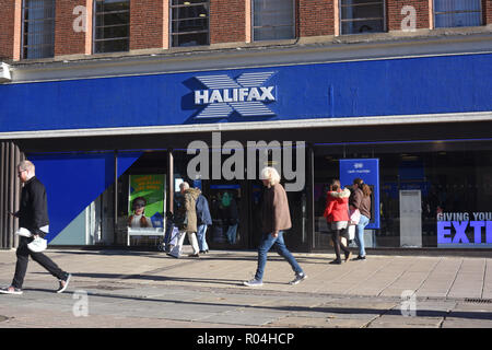 Gli amanti dello shopping passando halifax filiale di banca in York Yorkshire Regno Unito Foto Stock