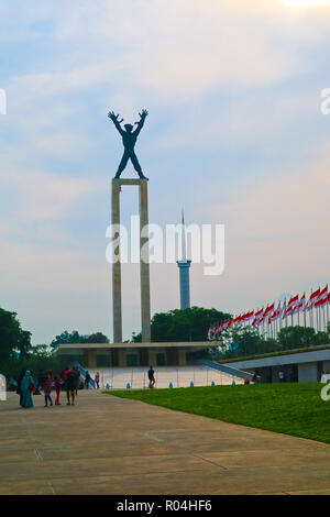 Una statua di West Irian liberazione a Bull di campo, centro di Jakarta, Indonesia Foto Stock