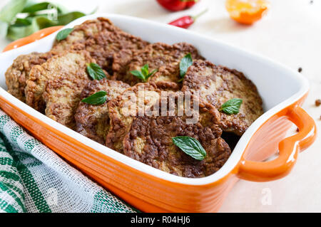 Gustose scaloppine di fegato sul tavolo. Close up Foto Stock