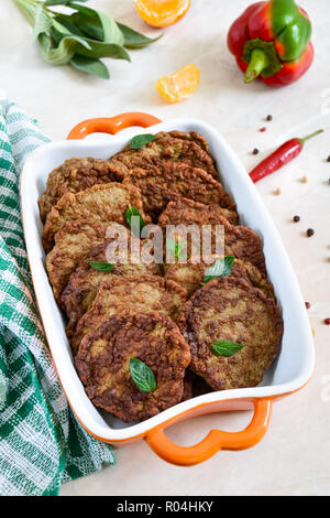 Gustose scaloppine di fegato sul tavolo. Close up Foto Stock