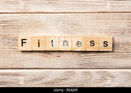Idoneità parola scritta sul blocco di legno. testo fitness su tavola, concetto. Foto Stock