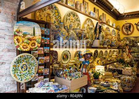 Varietà di manufatti in ceramica sul display in un negozio di souvenir, cittadina collinare di San Gimignano, Toscana, Italia Foto Stock