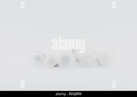 Bassa potenza risparmio energetico lampadine led su una superficie bianca Foto Stock