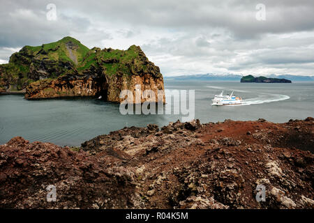 Il ferry Herjolfur dalla terraferma Islanda imboccando la stretta e canale impressionante nell'isola vulcanica di Heimaey in Vestmannaeyjar Islanda. Foto Stock