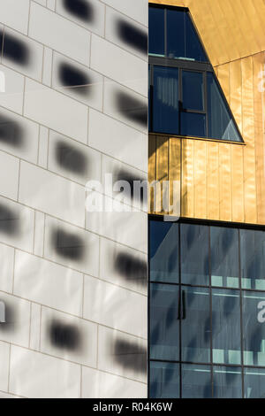 Parete e windows - Urban Exploration di Trondheim. Città e street photography. La Norvegia. Foto Stock