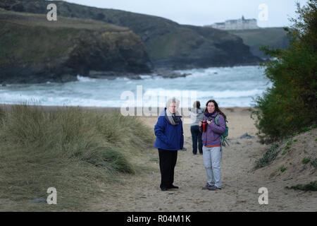 I turisti a Gunwalloe Cornovaglia Poldark dove è stato girato. Foto Stock