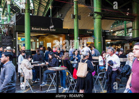 Borough Market nel borgo di Southwark è uno dei più grandi e più antiche che i mercati dei prodotti alimentari in London, England, Regno Unito Foto Stock