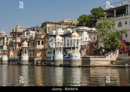 Waterfront Immobili sul lago Pichola, Udaipur, Rajasthan, India Foto Stock