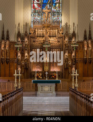 Altare e santuario all interno della Cattedrale dell Immacolata Concezione (1860) a 1122 S Clinton Street in Fort Wayne, Indiana Foto Stock