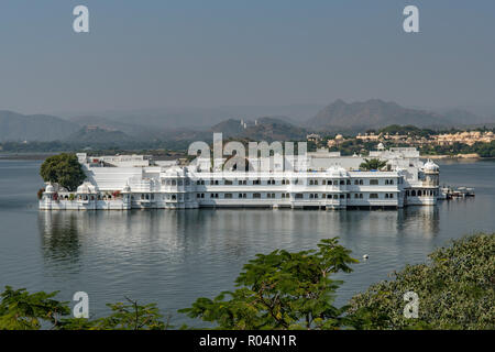 Lake Palace dal Palazzo di Città, Udaipur, Rajasthan, India Foto Stock