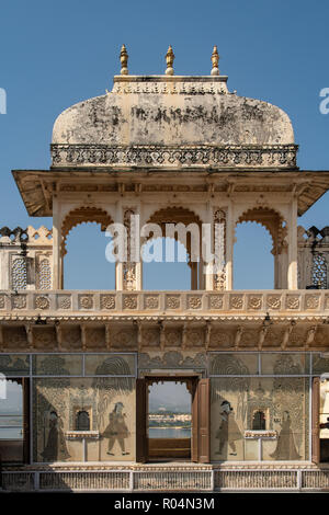 Maharaja balcone in Palazzo di Città, Udaipur, Rajasthan, India Foto Stock