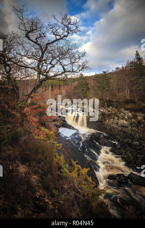 Acqua nera fiume nelle Highlands scozzesi - la zona di Rogie Cade vicino a Tarvie. Foto Stock