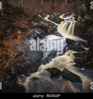 Acqua nera fiume nelle Highlands scozzesi - la zona di Rogie Cade vicino a Tarvie. Foto Stock