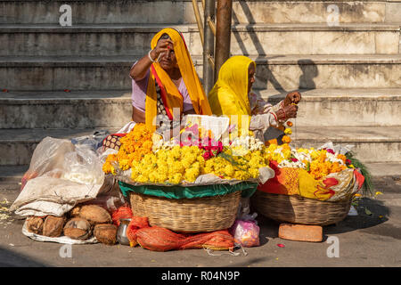 Garland maker in Tempio Jagdish, Udaipur, Rajasthan, India Foto Stock