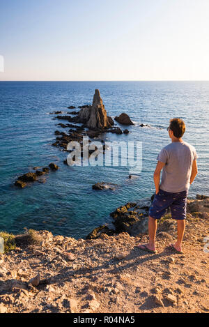 Arrecife de Las Sirenas sperone roccioso al tramonto, Cabo de Gata-Nijar parco naturale, Almeria, Andalusia, Spagna, Europa Foto Stock