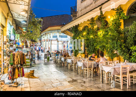 Ristoranti di notte, quartiere Plaka, Atene, Attica, regione, Grecia, Europa Foto Stock