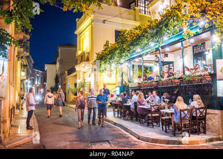 Ristoranti di notte, quartiere Plaka, Atene, Attica, regione, Grecia, Europa Foto Stock