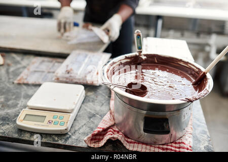 Cioccolato artigianale essendo fusa in un bagnomaria Foto Stock