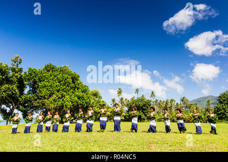 I bambini dalla cittadina di Waitabu eseguire la tradizionale danza sull isola di Taveuni, Repubblica delle Isole Figi, a sud delle Isole del Pacifico e del Pacifico Foto Stock