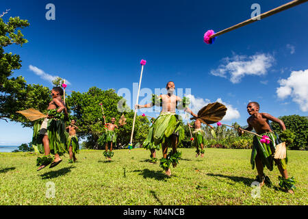 I bambini dalla cittadina di Waitabu eseguire la tradizionale danza sull isola di Taveuni, Repubblica delle Isole Figi, a sud delle Isole del Pacifico e del Pacifico Foto Stock