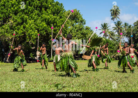 I bambini dalla cittadina di Waitabu eseguire la tradizionale danza sull isola di Taveuni, Repubblica delle Isole Figi, a sud delle Isole del Pacifico e del Pacifico Foto Stock