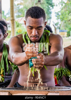 Una cerimonia Kava dalle persone del villaggio di Sabeto, Viti Levu, Repubblica delle Isole Figi, a sud delle Isole del Pacifico e del Pacifico Foto Stock