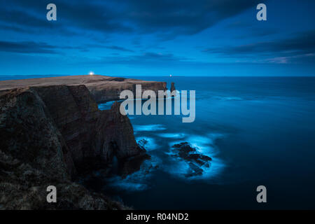 Vista distante su Duncasby Head Lighthouse, costa nord di Highalnds scozzese vicino a John O'semole. Foto Stock