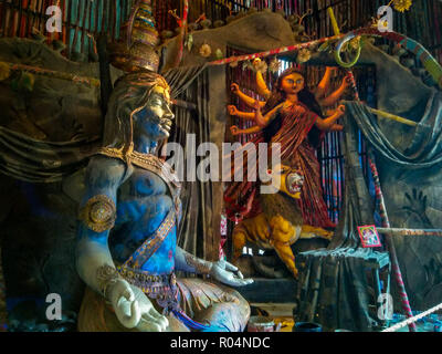 Signore indù Shiva scultura, meditando con Parvati o Durga in background a Kumartuli, Calcutta, Kolkata Foto Stock