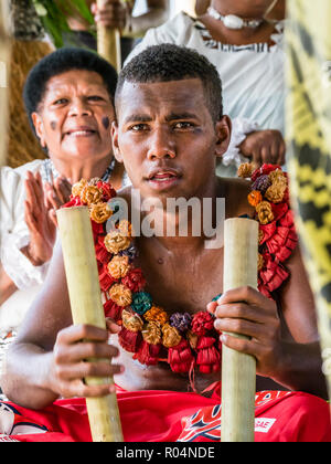 Una cerimonia Kava dalle persone del villaggio di Sabeto, Viti Levu, Repubblica delle Isole Figi, a sud delle Isole del Pacifico e del Pacifico Foto Stock