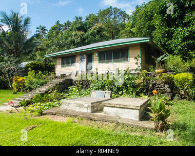 La casa di famiglia nella città di Lufilufi sull'isola di Upolu, Samoa, a sud delle Isole del Pacifico e del Pacifico Foto Stock