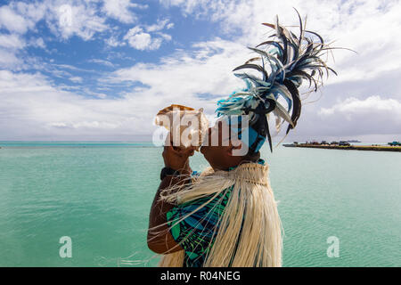 Una conchiglia guerriero di soffiaggio che accoglie gli ospiti di Aitutaki, Isole Cook, a sud delle Isole del Pacifico e del Pacifico Foto Stock