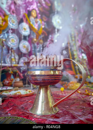 Dhunachi è un Indiano incensiere comunemente usati in congiunzione con incenso indiano o Dhuno Foto Stock