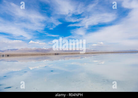 Chaka Salt Lake scenario, e situato nella Provincia di Qinghai, Cina.cielo blu e nuvole bianche Foto Stock