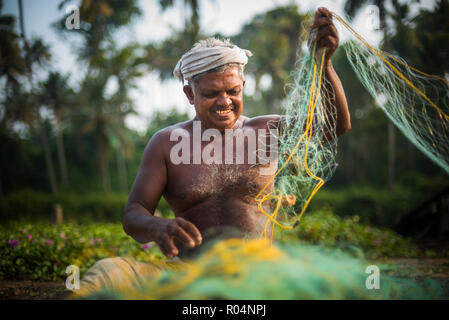 Pescatore all'Kappil Beach, Varkala Kerala, India, Asia Foto Stock