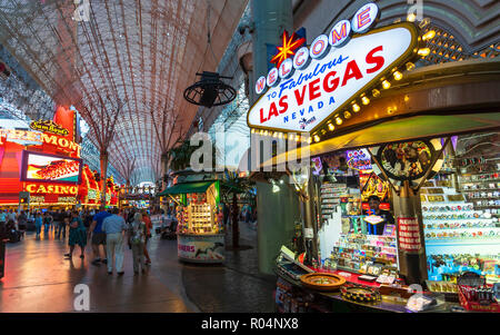 Luci al neon sulla Fremont Street Experience al crepuscolo, Downtown Las Vegas, Nevada, Stati Uniti d'America, America del Nord Foto Stock