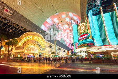 Luci al neon sulla Fremont Street Experience al crepuscolo, Downtown Las Vegas, Nevada, Stati Uniti d'America, America del Nord Foto Stock