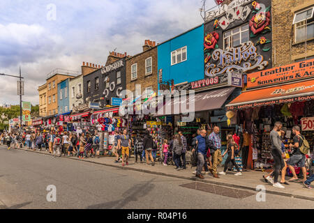 Alcuni tipicamente i negozi colorati su Camden High Street in Camden, London, England, Regno Unito, Europa Foto Stock