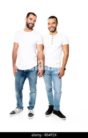 Giovani omosessuali gay giovane amore tra di loro su uno sfondo bianco. Foto Stock