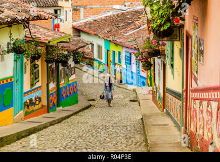 Una tipica strada colorato con edifici coperti nei tradizionali mattonelle locali nella pittoresca cittadina di Guatape, Colombia, Sud America Foto Stock