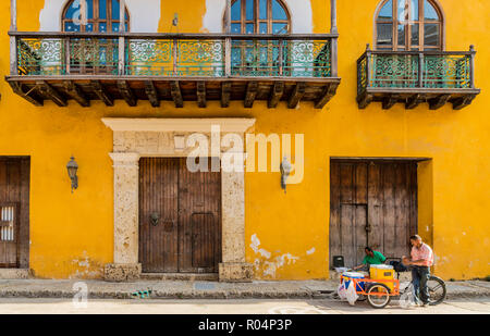 Una variopinta scena di strada nella città vecchia, Cartagena de Indias, Colombia, Sud America Foto Stock