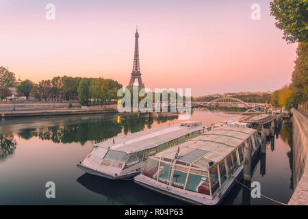 Vista della Torre Eiffel sul Fiume Senna al mattino presto in autunno, Parigi, Francia, Europa Foto Stock
