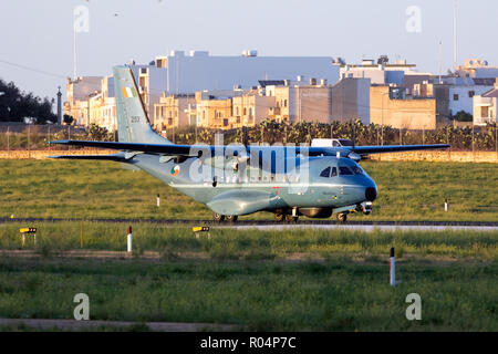 Irish Air Force CASA/IPTN CN-235M-100 [REG: 253] tenendo spento dopo un arresto tecnico a Luqa. Foto Stock