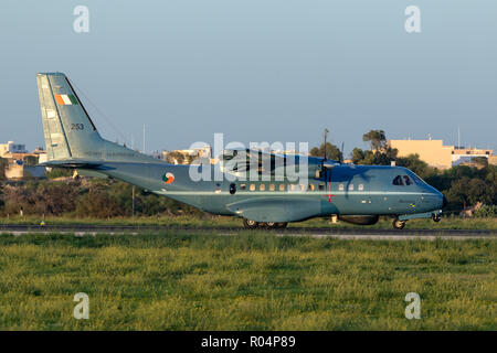 Irish Air Force CASA/IPTN CN-235M-100 [REG: 253] tenendo spento dopo un arresto tecnico a Luqa. Foto Stock