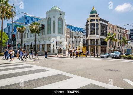 Vista di negozi di Rodeo Drive e Beverly Hills, Los Angeles, California, Stati Uniti d'America, America del Nord Foto Stock